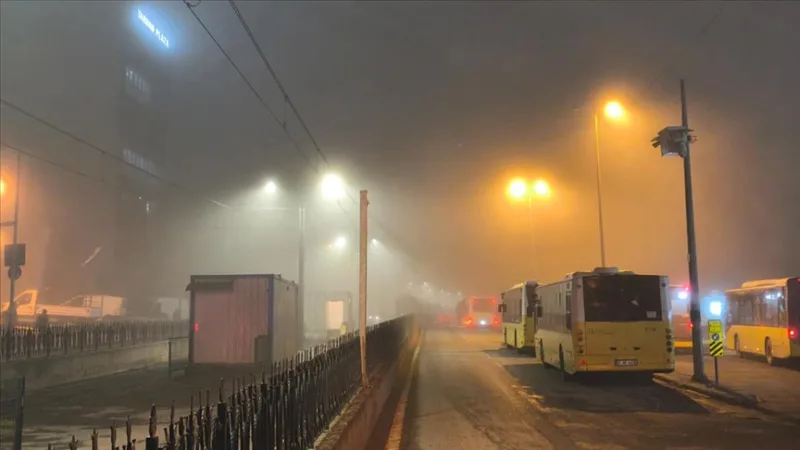 W niektórych dzielnicach Stambułu wystąpiła mgła